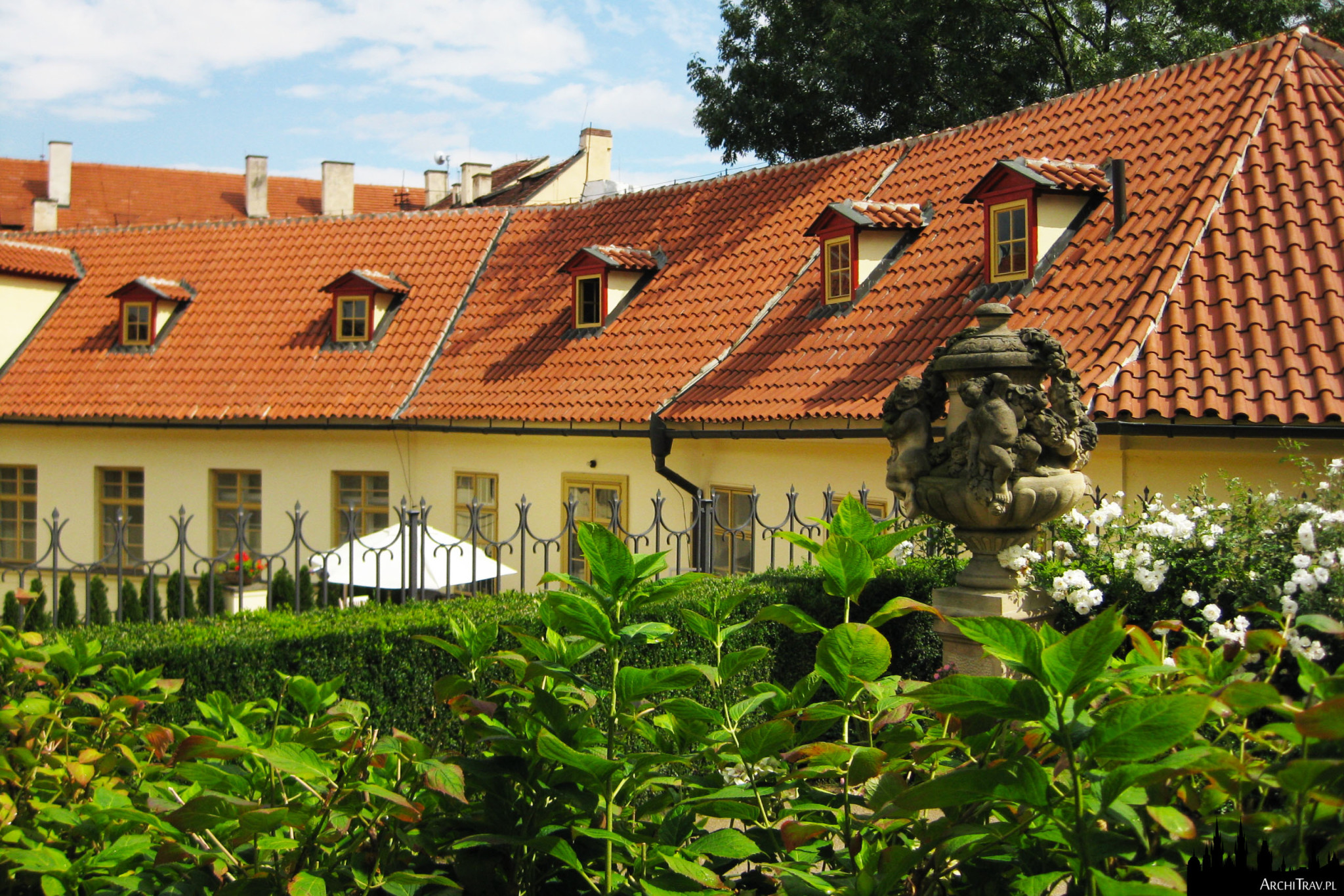 środkowy poziom w Ogrodzie Vrtbowskim, widok na zieleń i budynek pałacu Vrtbowskiego w Pradze