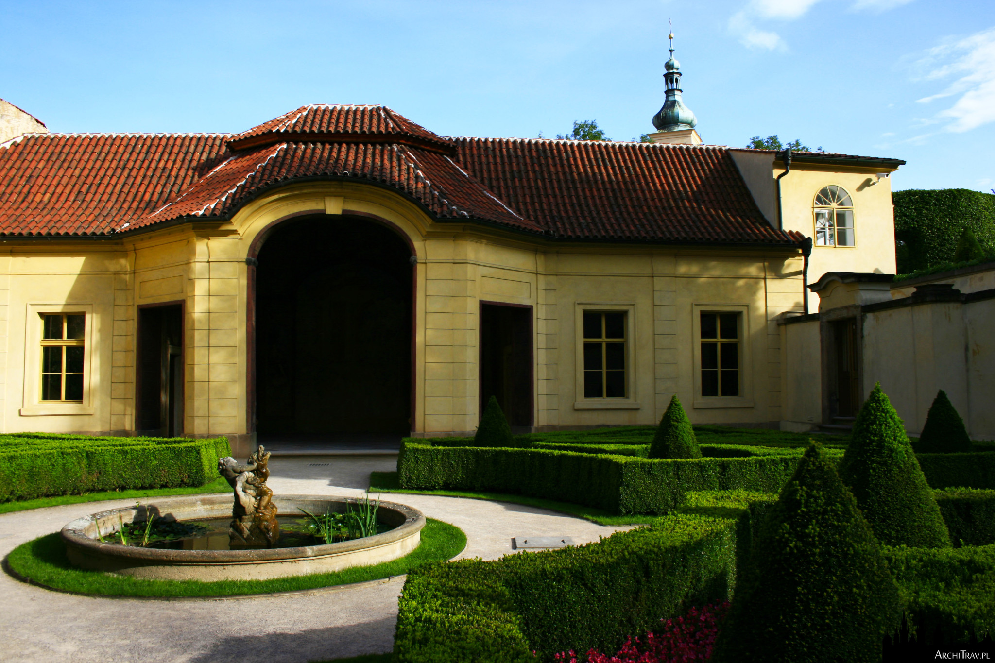 sala terrena i oczko wodne w Ogrodzie Vrtbowskim w Pradze