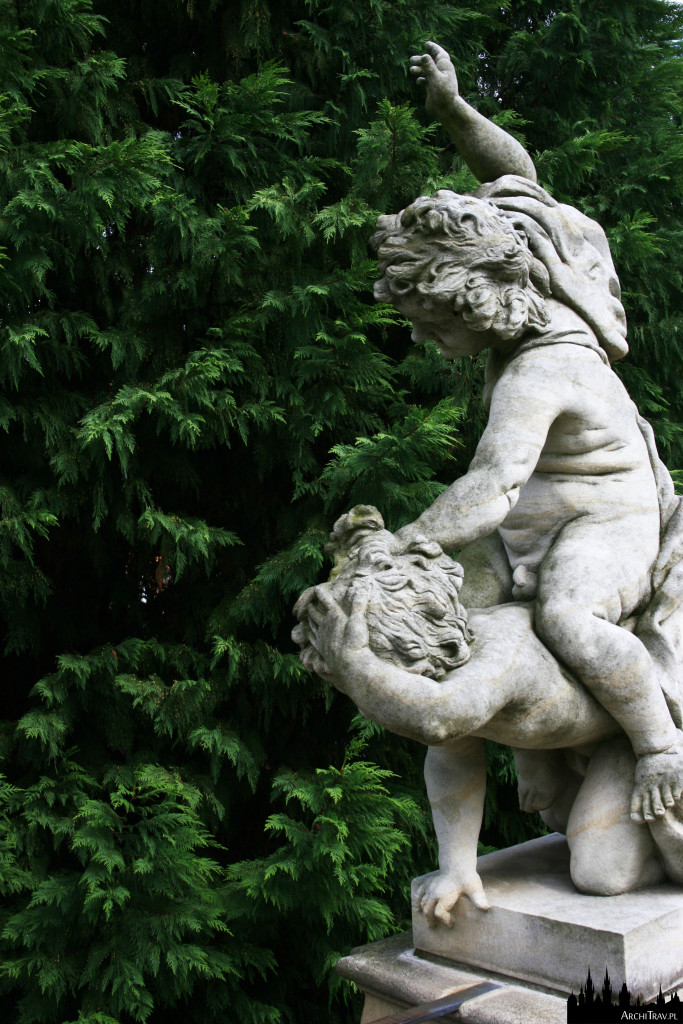 ekspresyjna rzeźba w Ogrodzie Vrtbowskim w Pradze