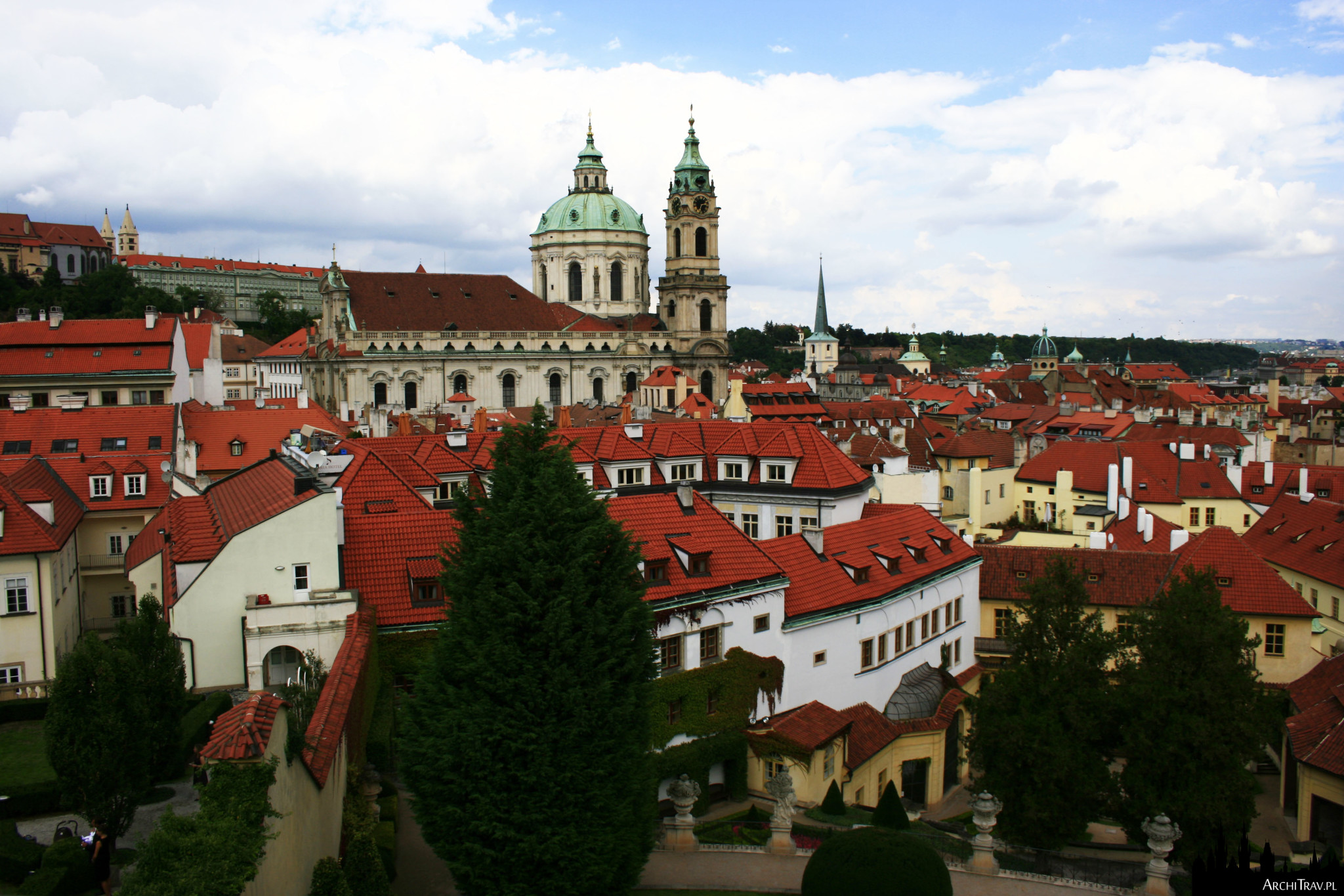 widok na Malą Stranę i kościół św. Mikołaja z ostatniego poziomu Ogrodu Vrtbowskiego w Pradze