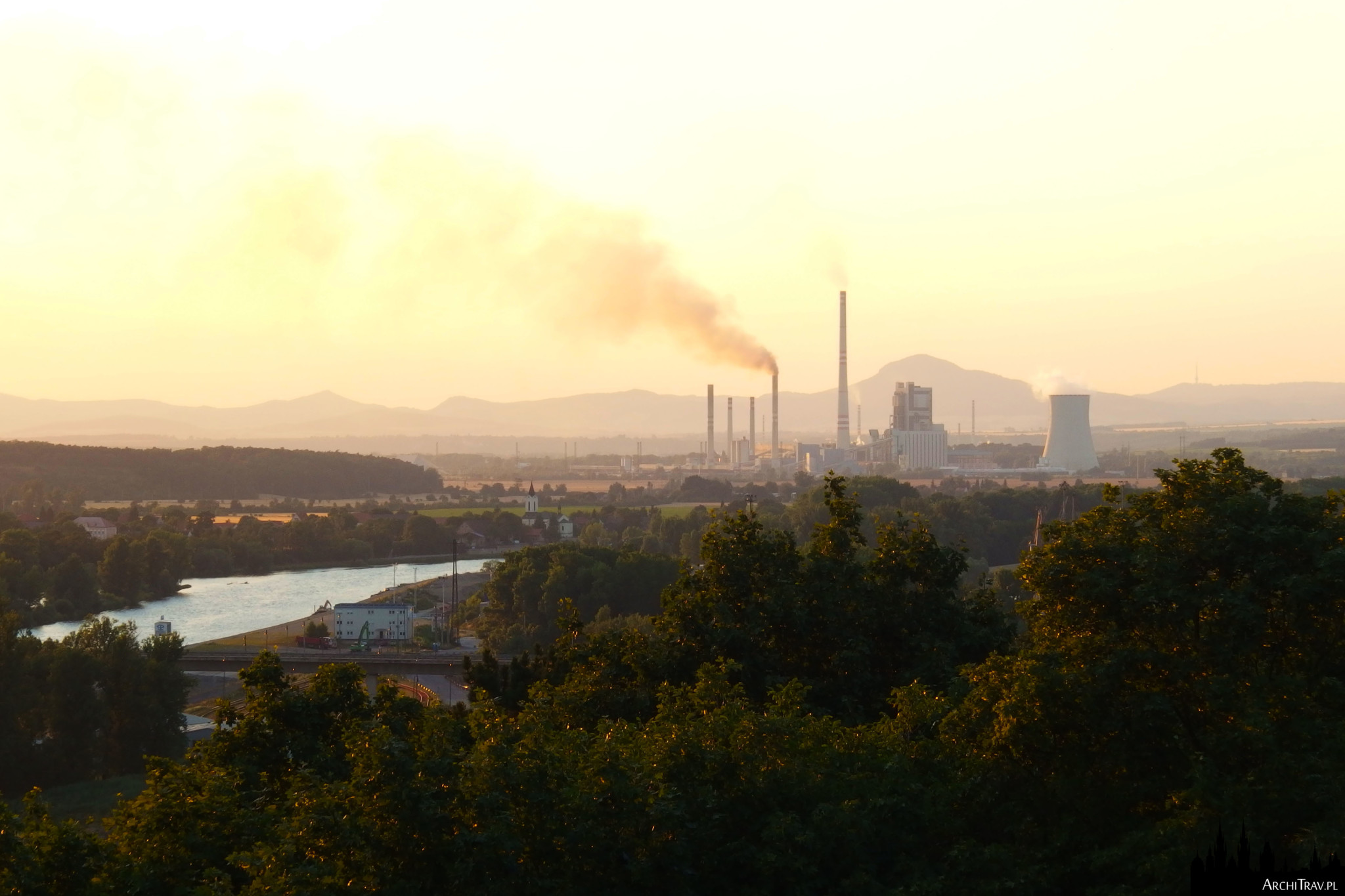 widok na dymiące kominy przy zachodzie słońca w Mielniku w Czechach
