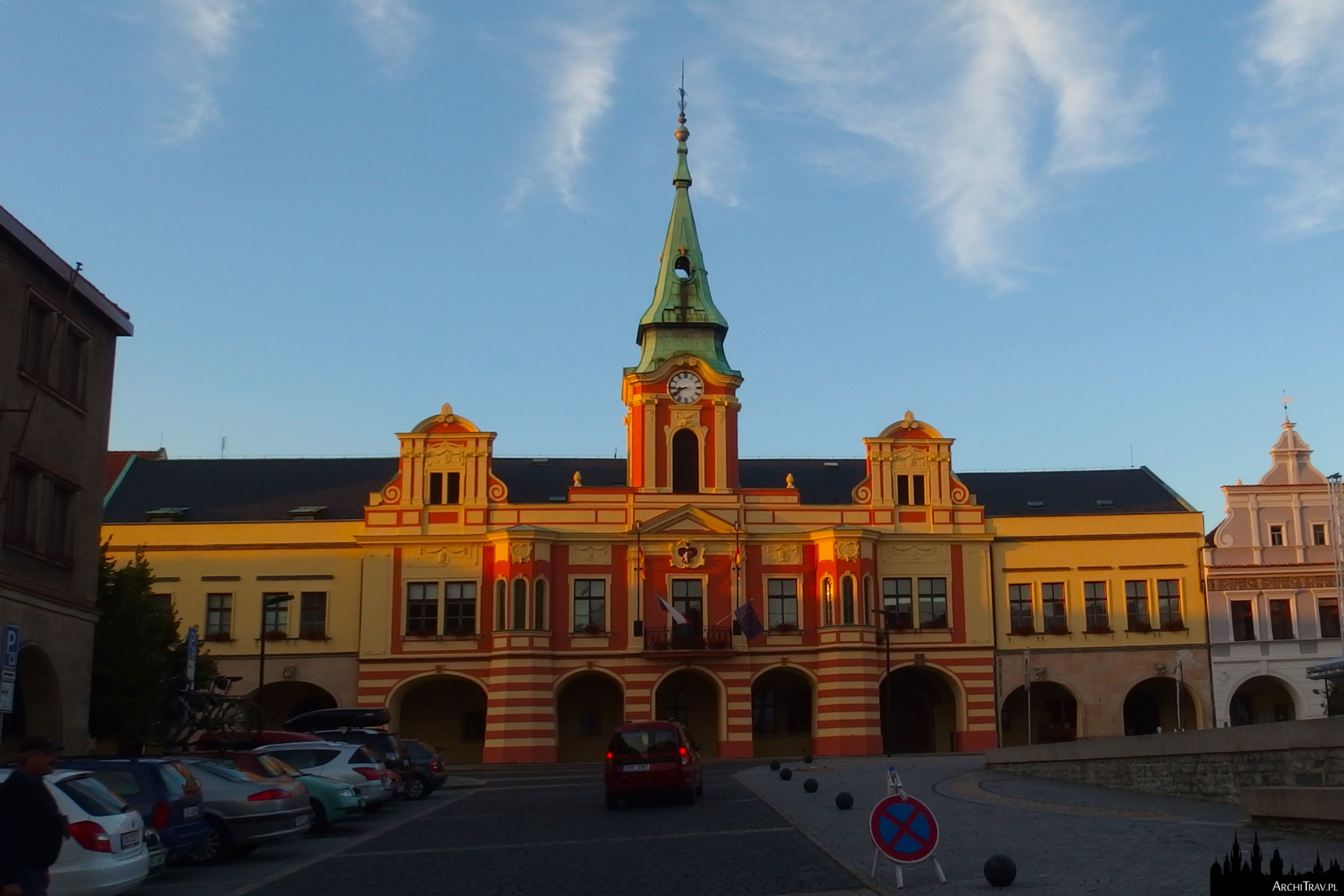 ratusz o żółto czerwonej fasadzie na rynku w Mielniku