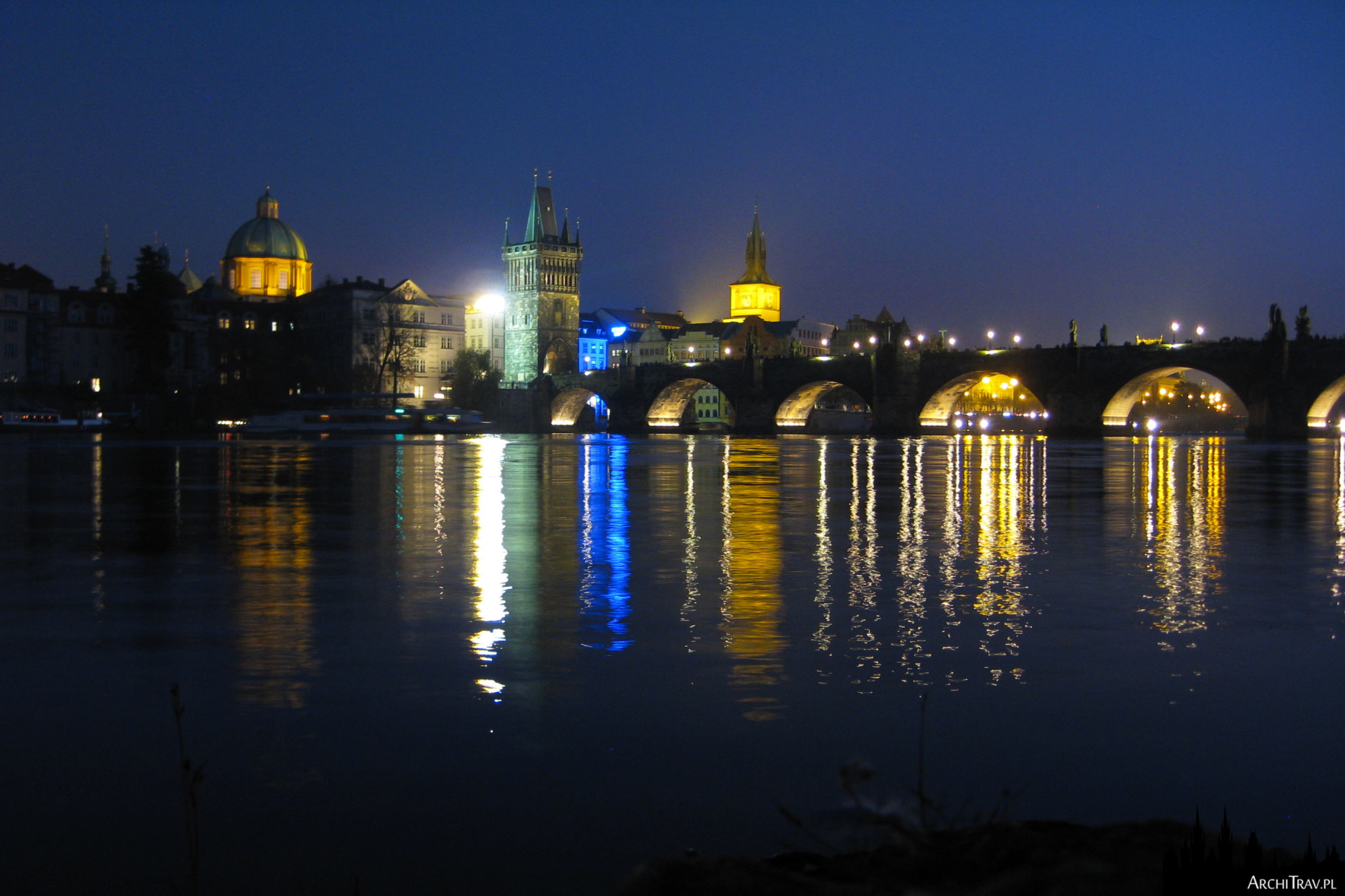 Widok na Most Karola w nocy w kierunku Starego Miasta