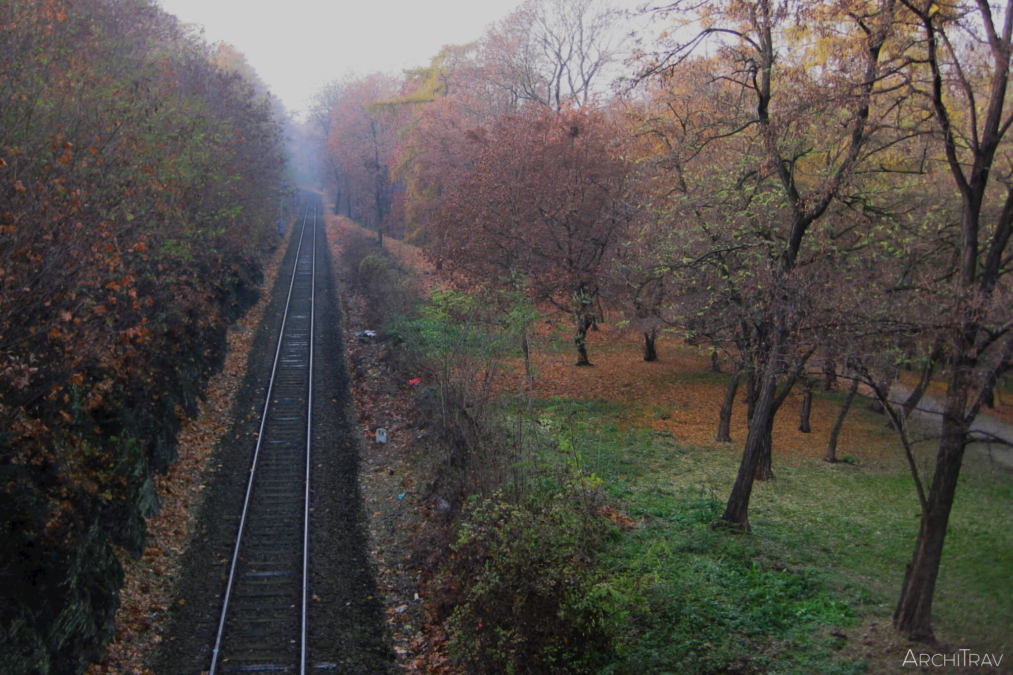 Park Stromovka jesien przejazd kolejowy