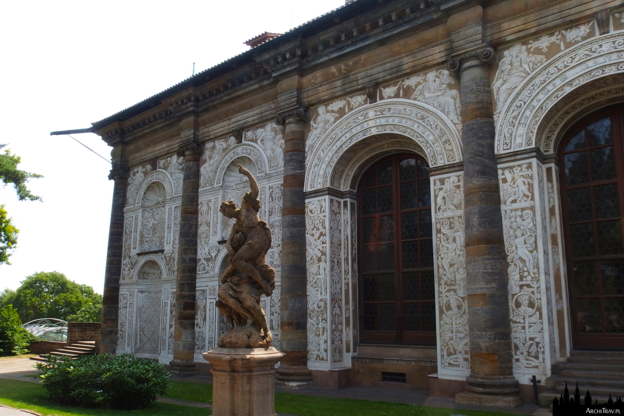 widok na dawną Salę do gry w piłkę w Ogrodach Królewskich w Pradze, na przodzie dynamiczna rzeźba "Alegoria Nocy" M. Brauna