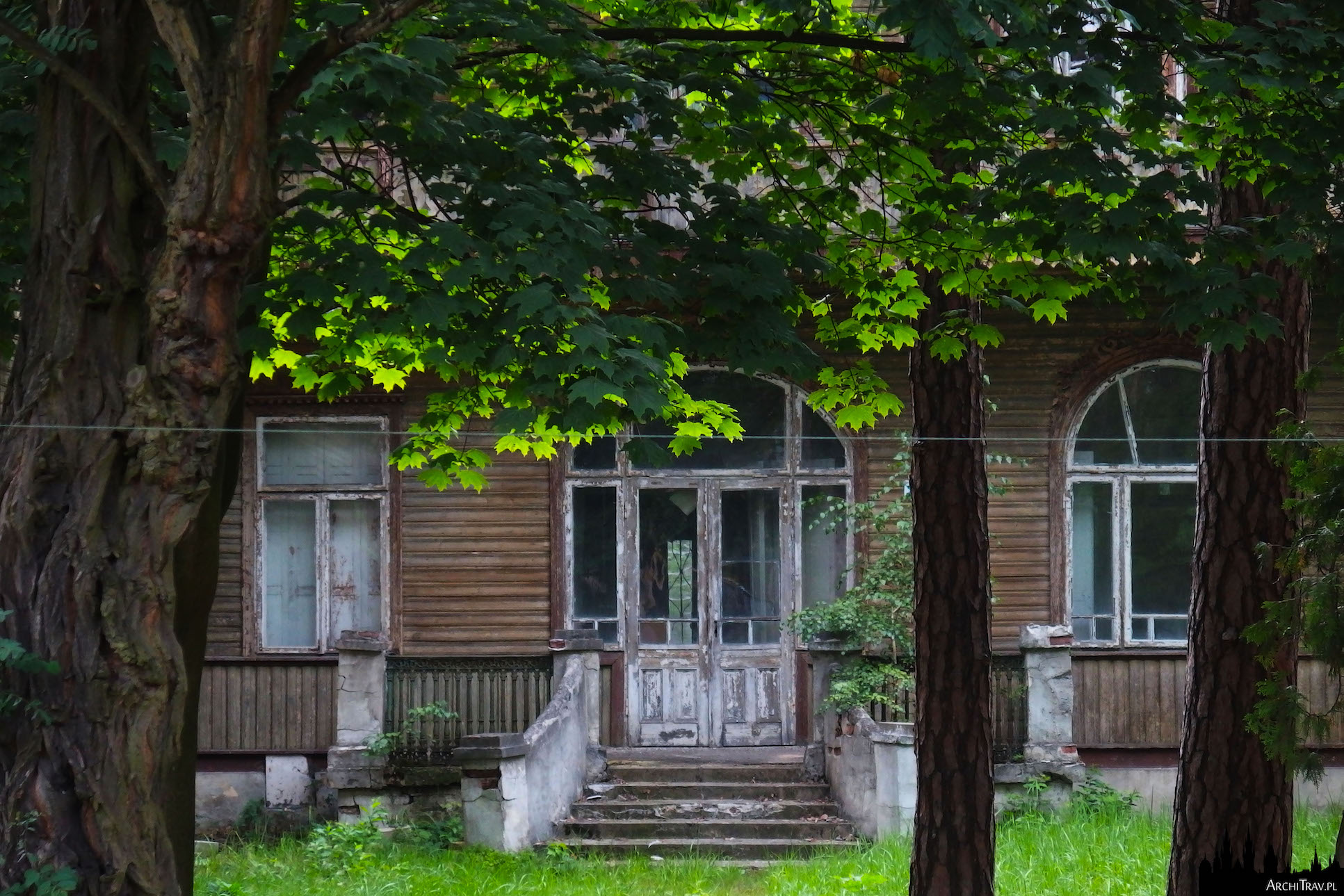 Pensjonat Abrama Gurewicza - zbliżenie na wejście do budynku, drewniany gmach w stylu świdermajer