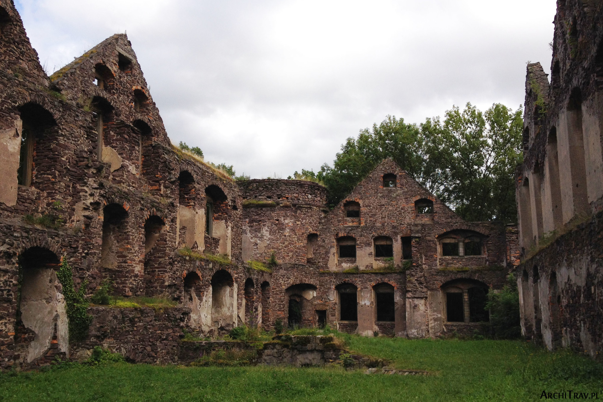 ruiny zamku w Świnach