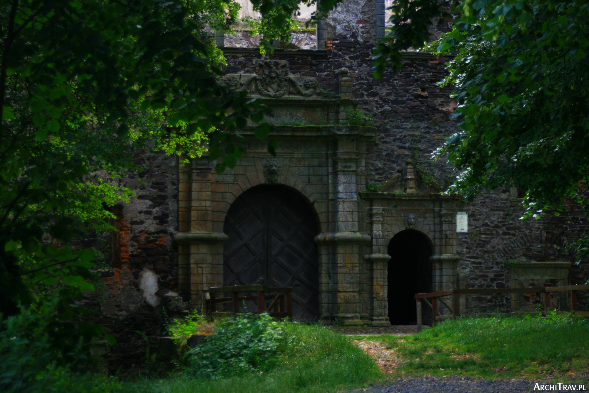dwie bramy, jedna duża, druga mniejsza - wejście do zamku w Świnach