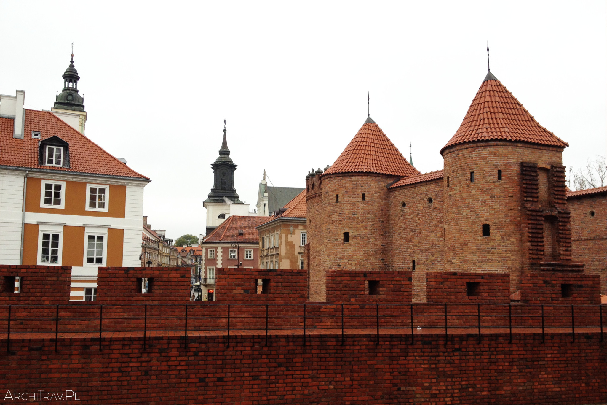 Warszawa - stare miasto, widok na Barbakan