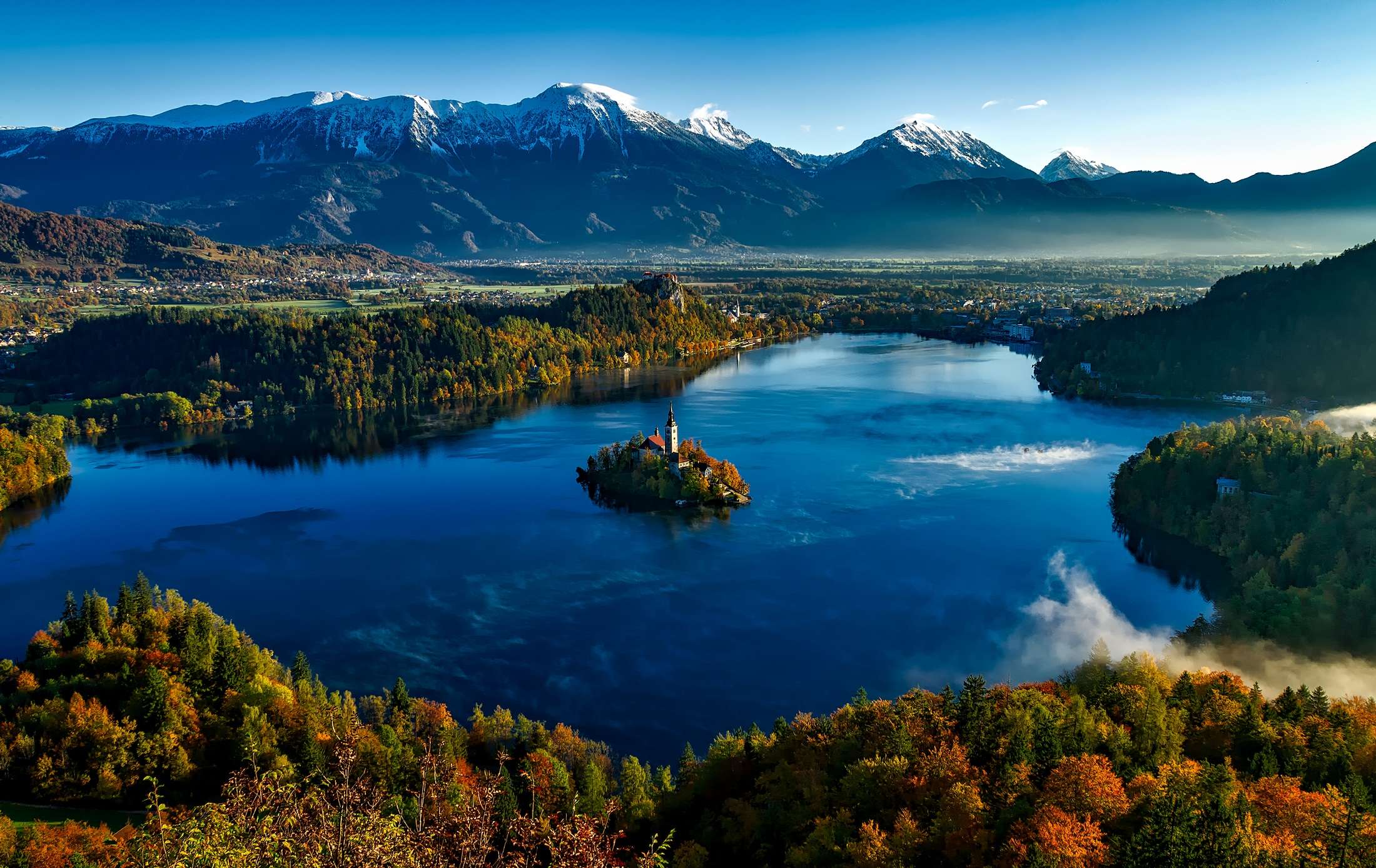 Bled - widok na jezioro i wyspę w kolorach jesiennych z lotu ptaka